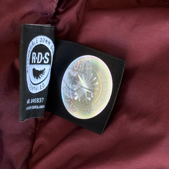 Aritzia Wilfred Laramie The Chalet Puffer Vest Goose Down Merlot Red Medium NWT - Picture 12 of 12